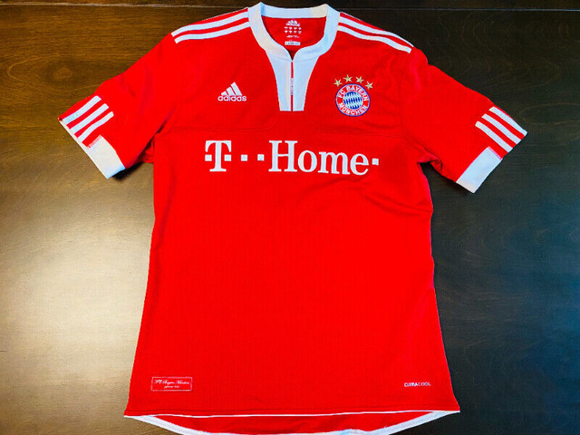 2009-2010 - Vintage Bayern Munich Soccer Jersey - Arjen Robben in Arts & Collectibles in City of Toronto - Image 2