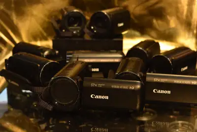 Video cameras available/Caméras vidéo disponibles, View more