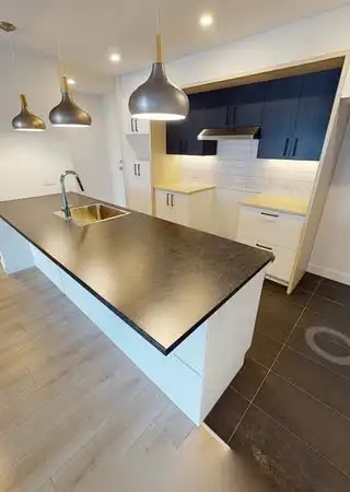 Spacieux 4 ½ de 1042 pi2 situé au 3e étage, disponible pour le 1er juillet 2025. Emplacement : - Sit...