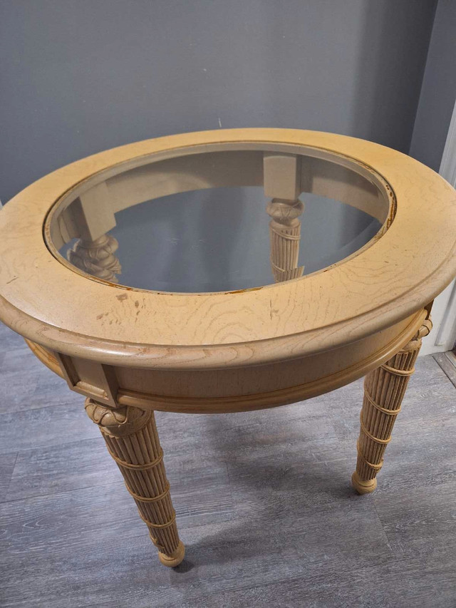 Round End Table in Coffee Tables in Hamilton - Image 2