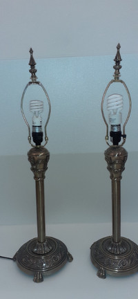 2× Portable table top lamps 31"tall. BEAUTIFUL ANTIQUE DESIGN