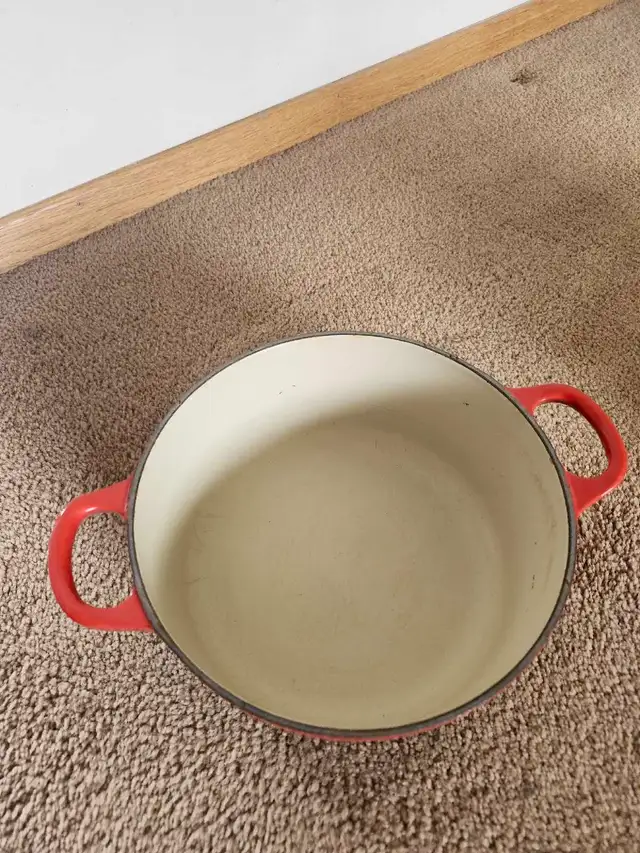 Le Creuset Red 2 QT Dutch Oven in Kitchen & Dining Wares in Calgary - Image 3