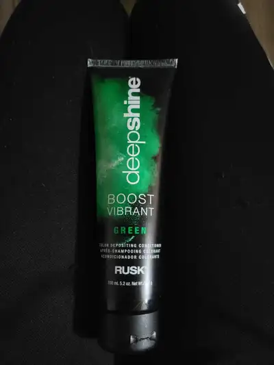 Refresh and boost your vibrant colour or add a blast of colour to pre-lightened hair with this RUSK...