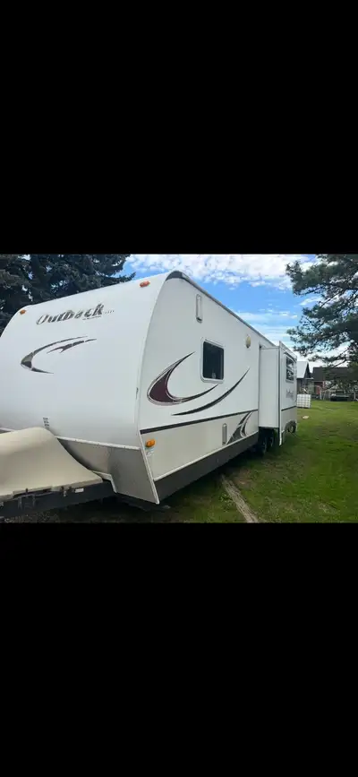 2007 keystone outback Front side toyhauler Clean Power side slide And 6 foot manual rest slide Spruc...