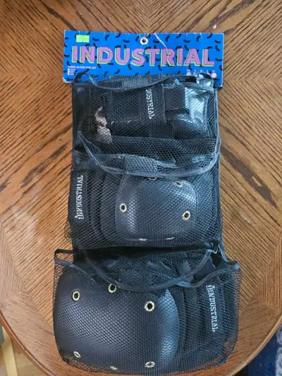 New Industrial 3 in 1 pad set (elbow, wrist, knee), size large. North West pick up. If no response w...
