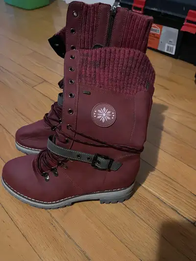 Superbes belles bottes hiver femme Grandeur 43, commandé sur site nos hivers Québec. Elles sont trop...