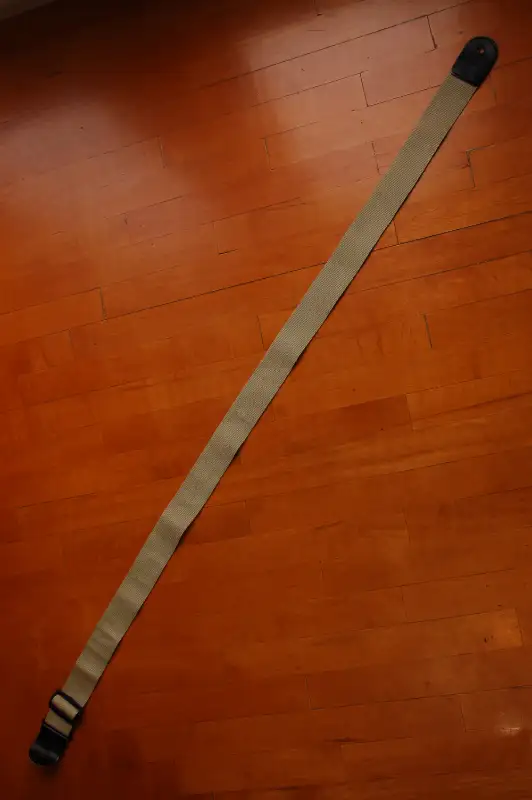 VINTAGE WHITE FABRIC GUITAR STRAP WITH LEATHER  END. 5CM W 140 L in Guitars in Gatineau - Image 4