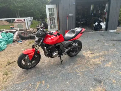 2005 Kawasaki ZR-7 it runs drives and stops great has mvi for over a year, new rear tire has 39000km...