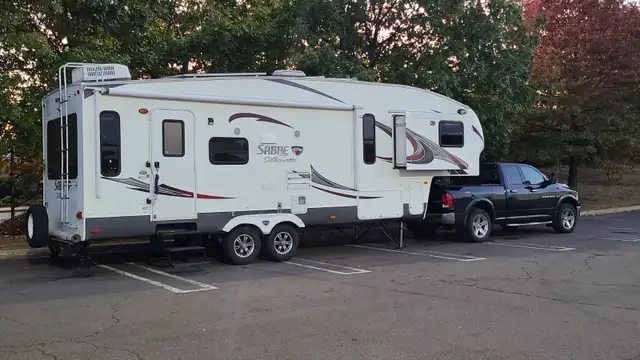 Roulotte à sellette 28 pieds Sabre (Palomino) 2012 + Camion RAM in RVs & Motorhomes in Sherbrooke - Image 2