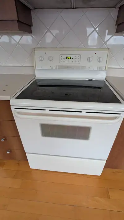 Cuisinière Frigidaire en bon état, View more