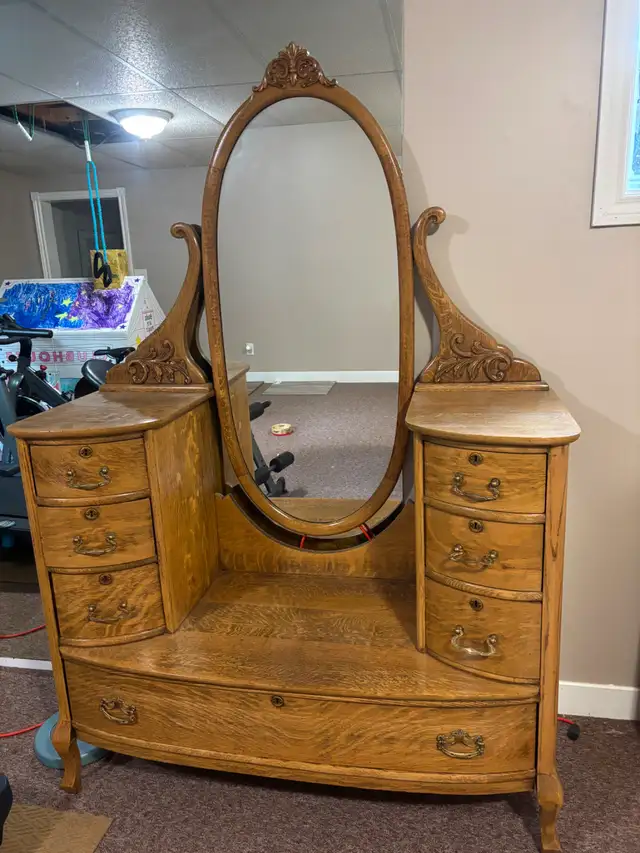 Antique dresser in Dressers & Wardrobes in Red Deer - Image 3