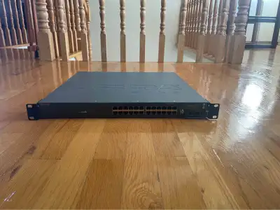 Switch PoE+ 802.3af et 802.3at 24 ports + 4 x SFP+ PoE jusqu’à 25w / port, max 400w total 24 ports 1...