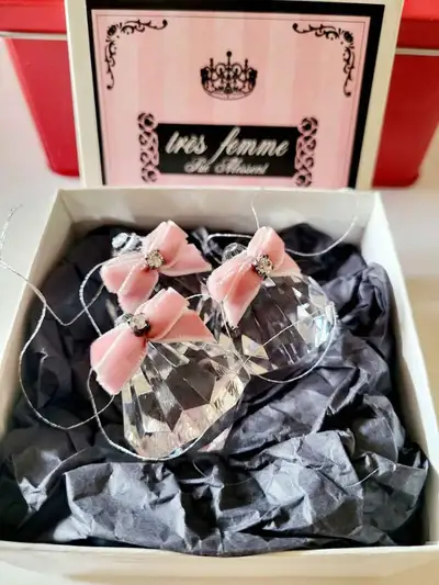 NEW Ornaments 3 Diamonds with Bow. From Dana Jordan. Home Decor, View more
