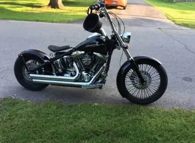 Harley-Davidson Bobber Modèle FLSTC Km : 60 000 Pneus neufs Moteur 1450 Prix demandé : 9 500$ Contac...