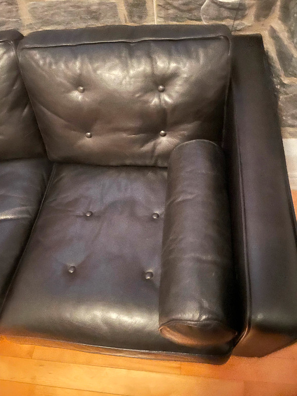 All Leather 3 seater Mid-Century couch purchased for $6000 usd dans Sofas et futons  à Ville de Montréal - Image 4