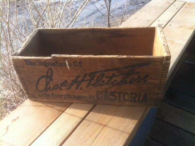 Boite en bois des produits Castoria par Chas. H . Fletcher dans Art et objets de collection  à Drummondville - Image 2