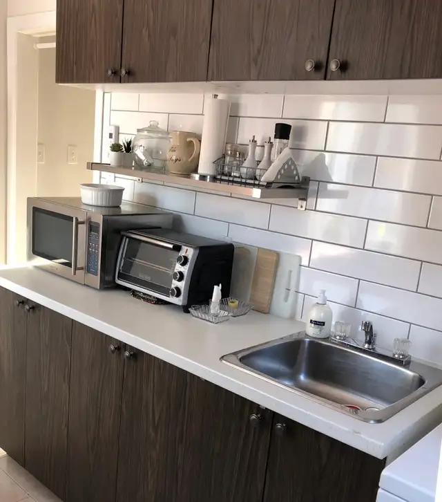 3 1/2,  1er avril,  H2B 1M7, proche a Papineau et Fleury, 1080$