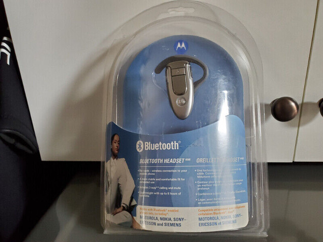 MOTOROLA BLUETOOTH HEADSET. BRAND NEW IN BOX. NEVER USED. in Cell Phone Accessories in Kelowna