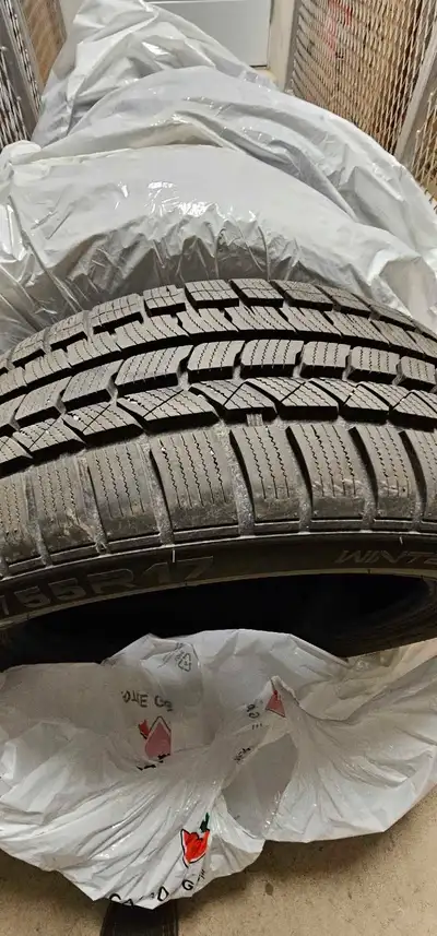 J'offre un ensemble de pneus d'hiver Momo Tires North Pole W-2, de dimension 215/55R17, parfaits pou...