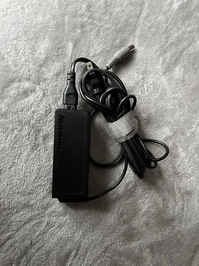 Laptop chargers in Laptop Accessories in City of Montréal - Image 4