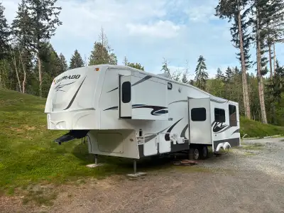 32ft 5th wheel. Four season, two slide-outs. This trailer has on awesome lay out with the kitchen be...