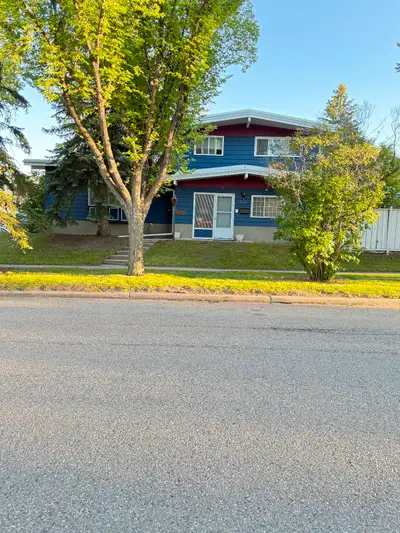 [Rental Information] A spacious and bright house for rent in Varsity, with both the upper and baseme...