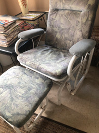 CHAISE BERÇANTE EN MÉTAL AVEC BANC