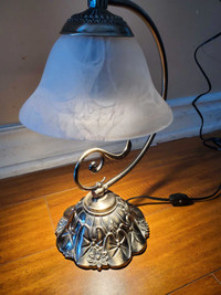 Vintage Tiffany style accent lamp with lily pad & frosted shade 
