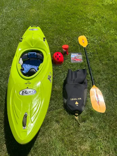 Selling the full rquipment for White Water Kayaking: - Kayak: Riot Magnum 80 - Skirt: Level Six, Med...