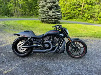 Selling my V-Rod in excelente condition with original low mileage, Stage 1 kit Vance & Hines comp se...