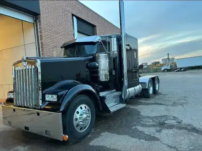 Complete frame up restoration 100,000 km on Cummins engine Approx. 600-650 hp Recon N14 New rad New...