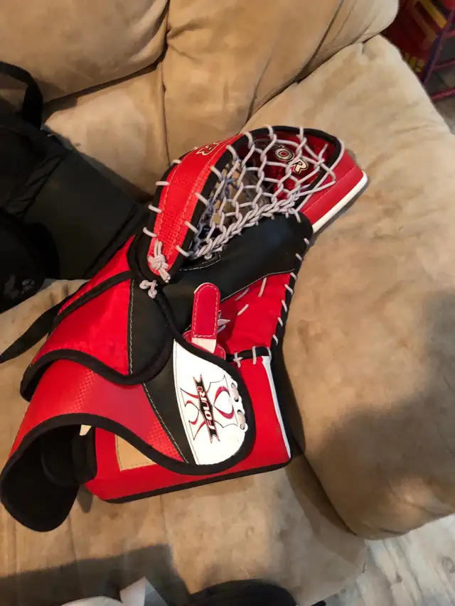 Goalie equipment in Hockey in Markham / York Region - Image 6