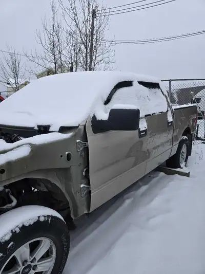 2007 F-150 XLT 5,4 Triton. 204,000 km. Engine smooth running, no transmission. Has salvage title. Co...