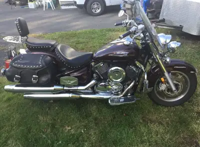 Moto extrêmement agréable à conduire autant en urbain que longue route, j`ai eu de très belles rides...