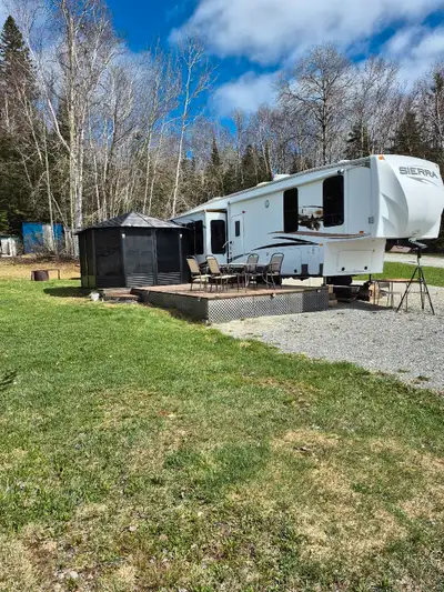 Attention super aubaine. Caravane a selette (fifth wheel) 2012 modèle Sierra 356RL de 40 pieds très...