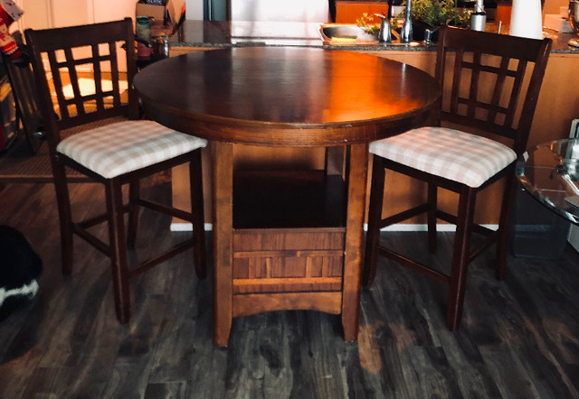 Round Table with 4 Chairs set in Dining Tables & Sets in City of Toronto