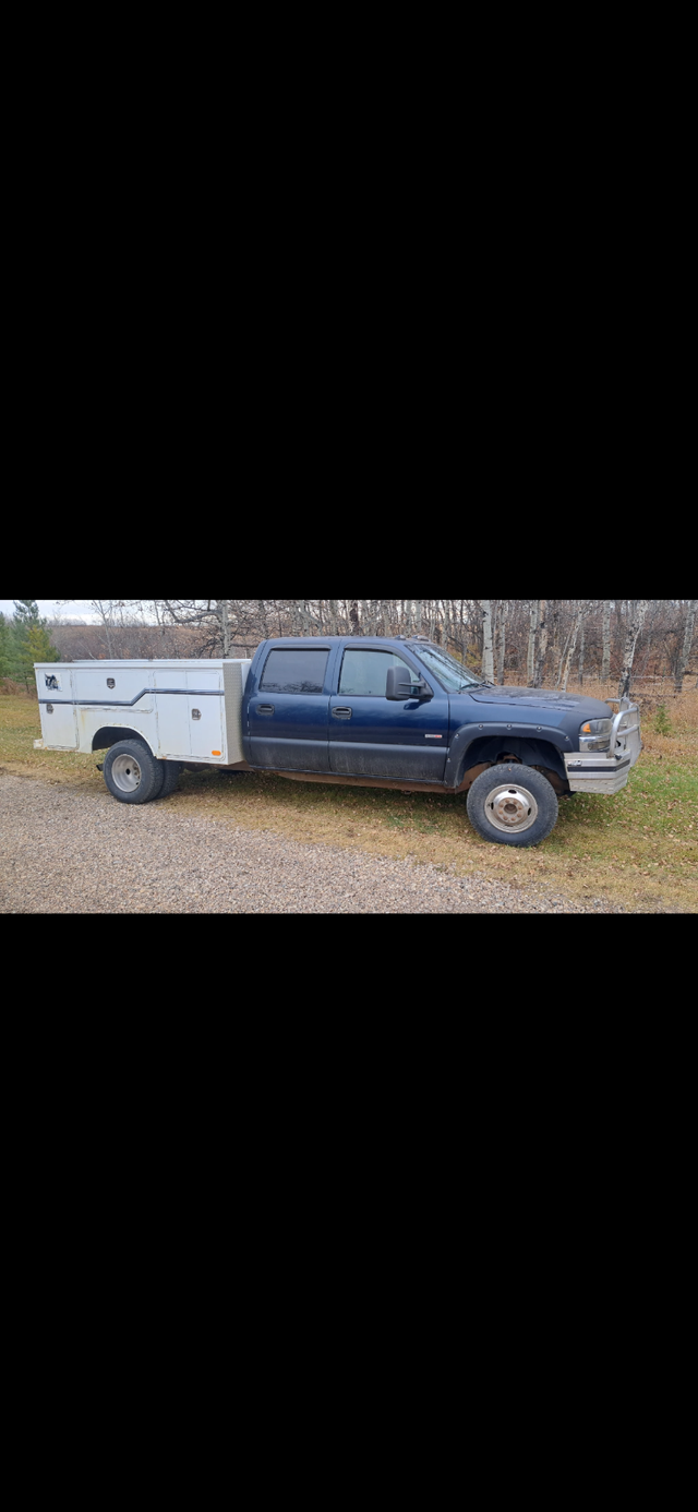 2004 Chevy Duramax LLY 3500 in Cars & Trucks in Red Deer - Image 3