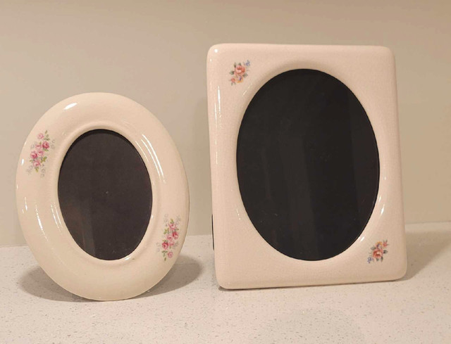 Vintage Pottery Picture Frame Set in Home Décor & Accents in Hamilton - Image 4