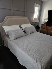 Tempur-pedic King Size Bed Set does NOT include Headboard 