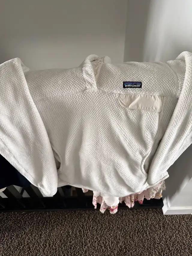 Patagonia Pull Over Ladies large in Women's - Tops & Outerwear in Calgary - Image 2