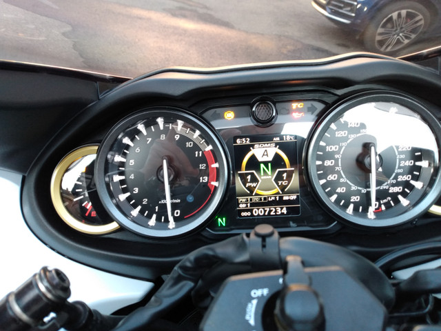 2023 Suzuki Hayabusa white/Blue dans Motos sport  à Ville de Montréal - Image 2