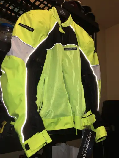 Only wore this a few times and had to stop riding because of surgury.Size XL