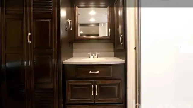 “REDUCED — 2018 Berkshire 39A — 52,000 km — in RVs & Motorhomes in Calgary - Image 15