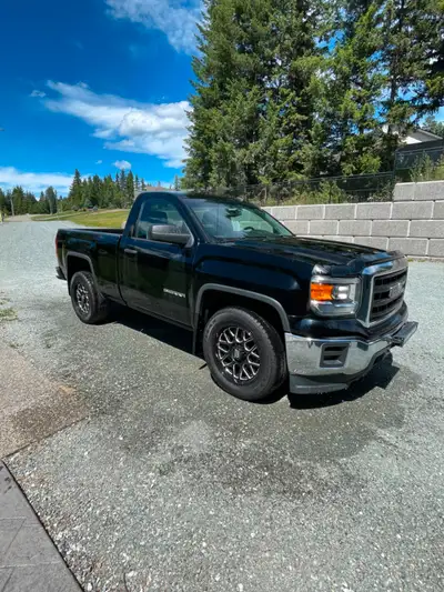 2014 GMC 1500 Sierra 4.6L 2wd 71266km sprayed box liner 2 sets of tires Studded winter tires on stoc...
