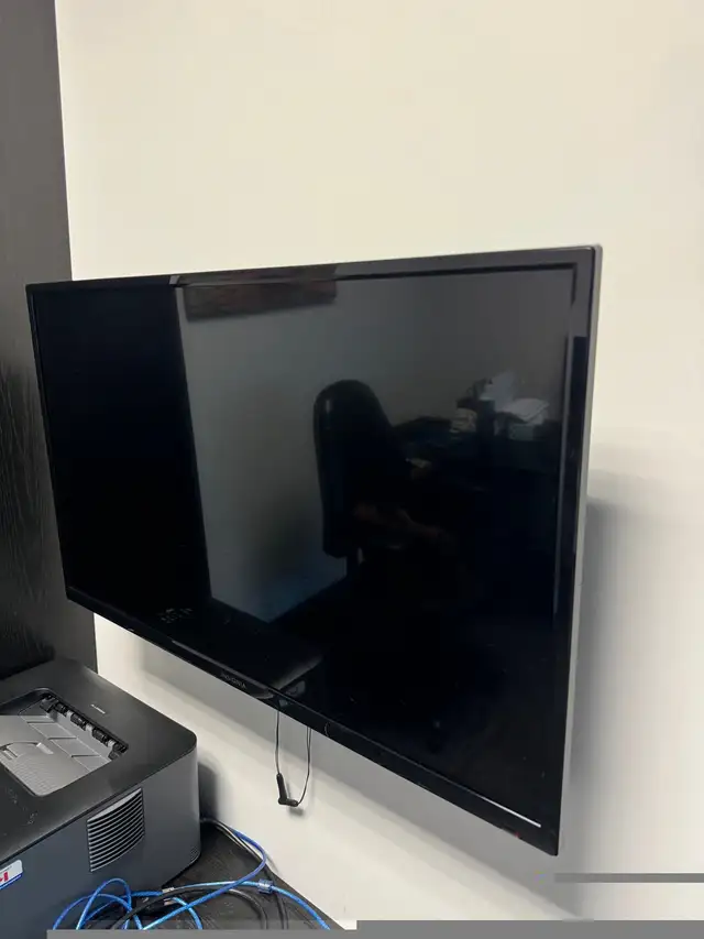 Insignia 32’’ TV with wall mount in TVs in Markham / York Region - Image 3