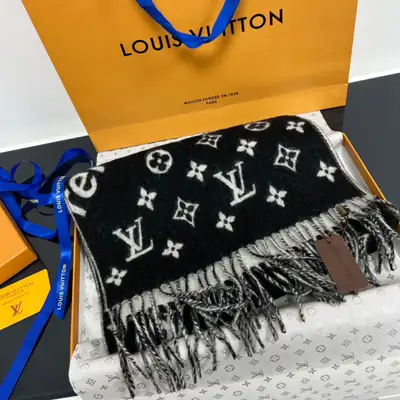 This Louis Vuitton wool cashmere scarf features the iconic monogram print, super soft and warm, perf...