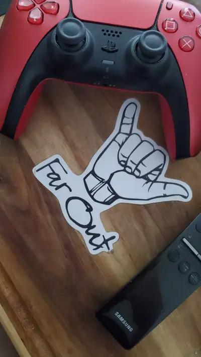 La télévision est en parfait état, comme le PS5, avec une manette... ils fonctionne comme si des neu...
