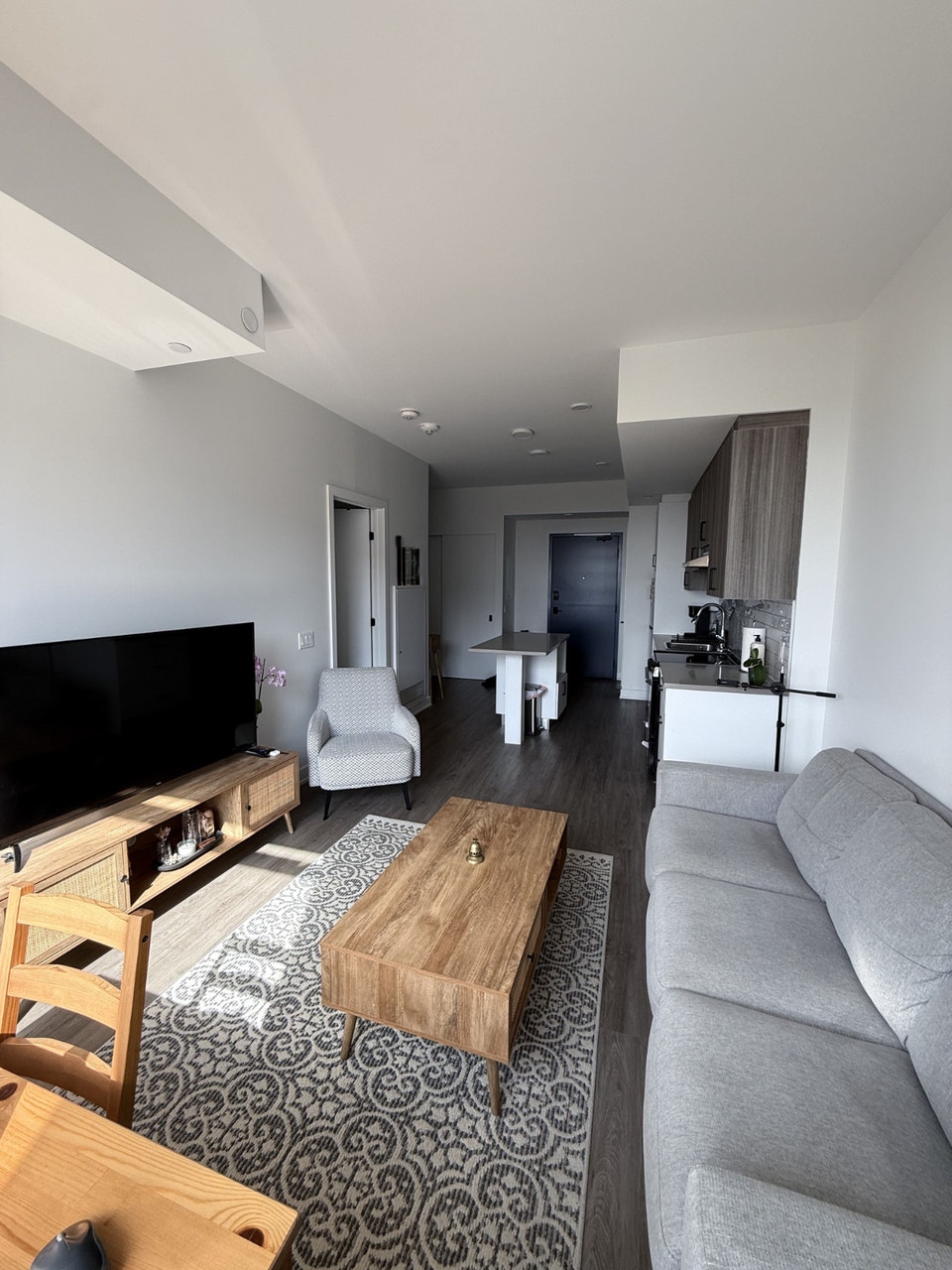 Modern One-Bedroom Condo for Lease Transfer | Long Term Rentals ...