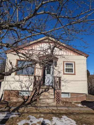 Location Location!! 3 bedrooms duplex close to all amenities. Available for March 1st .