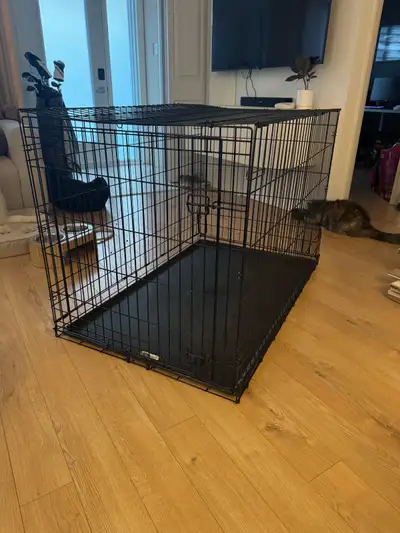 Je vends une grande cage pour chien d'occasion mesurant 74 cm sur 119 cm. Elle est en bon état et es...
